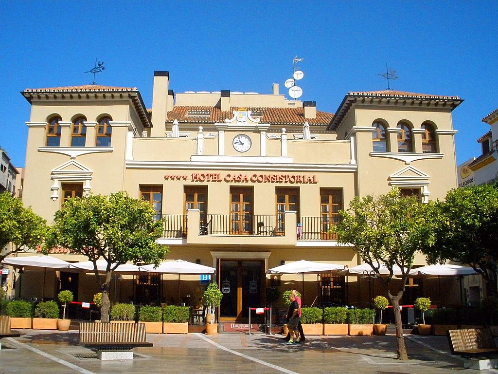 1024px-Fuengirola_-_Hotel_Casa_Consistorial_1.jpg