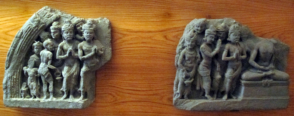1024px-Gandhara,_frammento_di_lunetta_con_buddha,_adoratori_e_personaggi_maschili.JPG