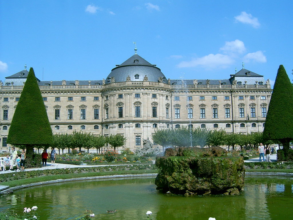 1024px-Gartenbrunnen_der_Würzburger_Residenz.JPG