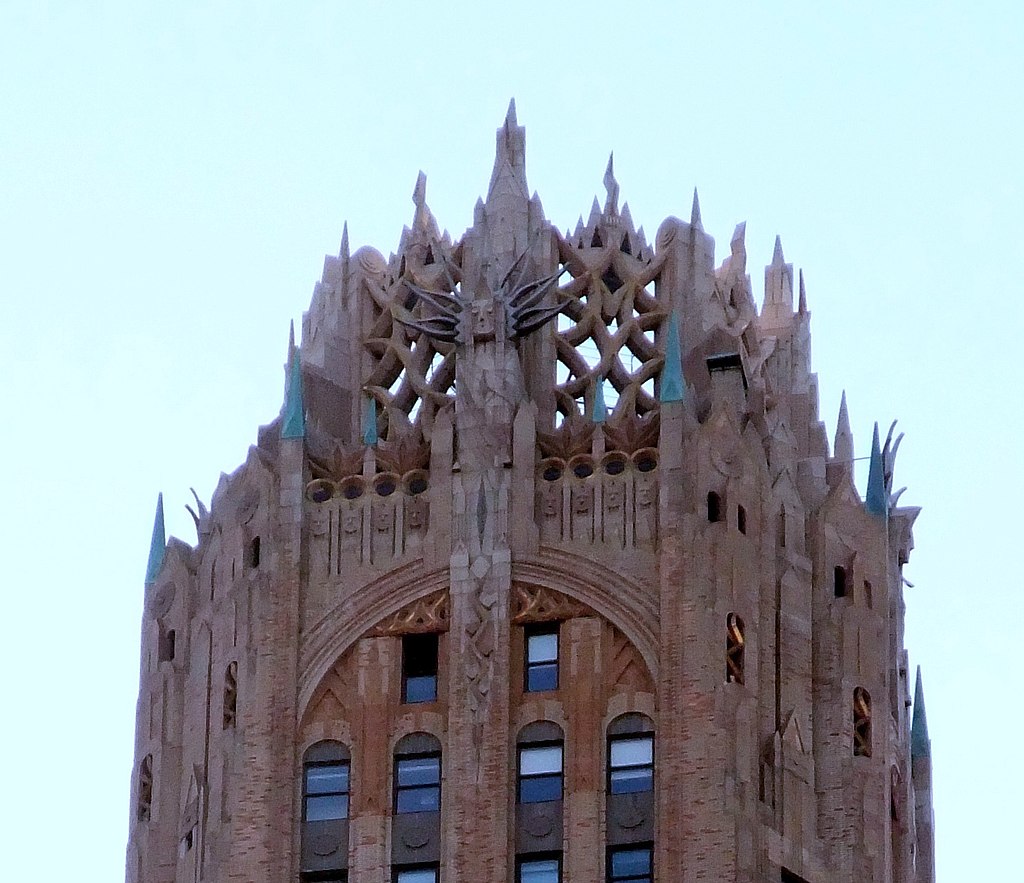 1024px-GeneralElectricBuilding-Crown.jpg