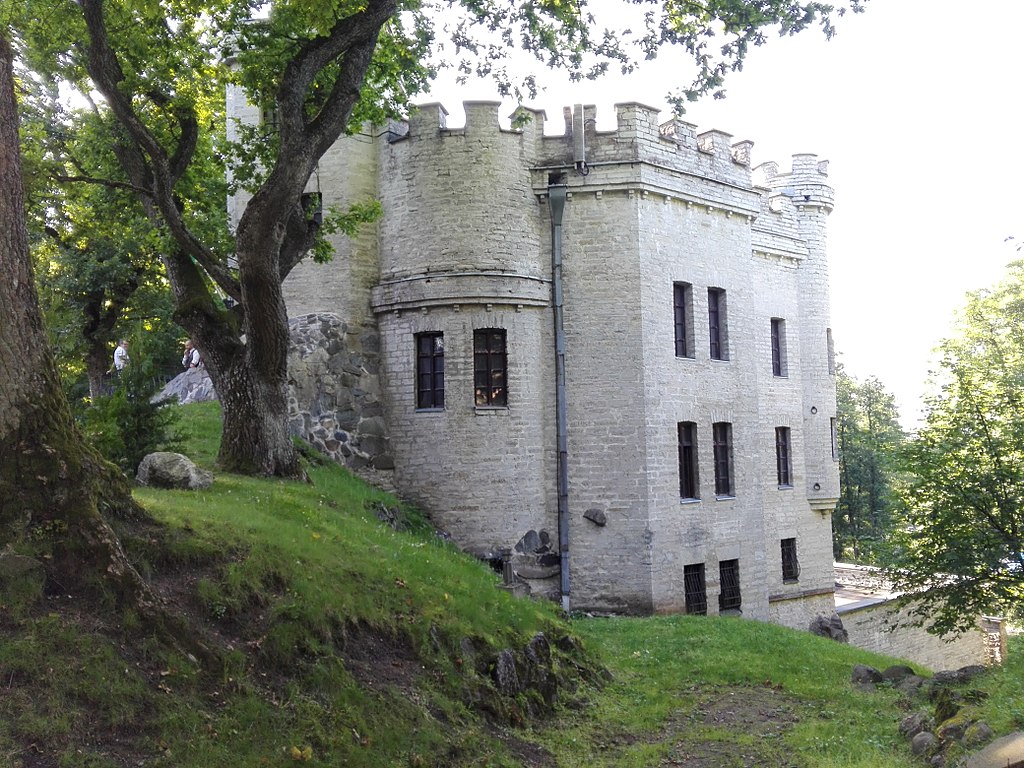 1024px-Glehn's_Castle_in_July_2017_4.jpg