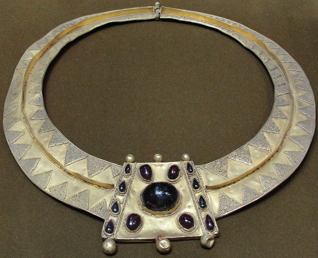 1024px-Golden_Necklace_-_Parthian_Empire_2nd_AD.jpg