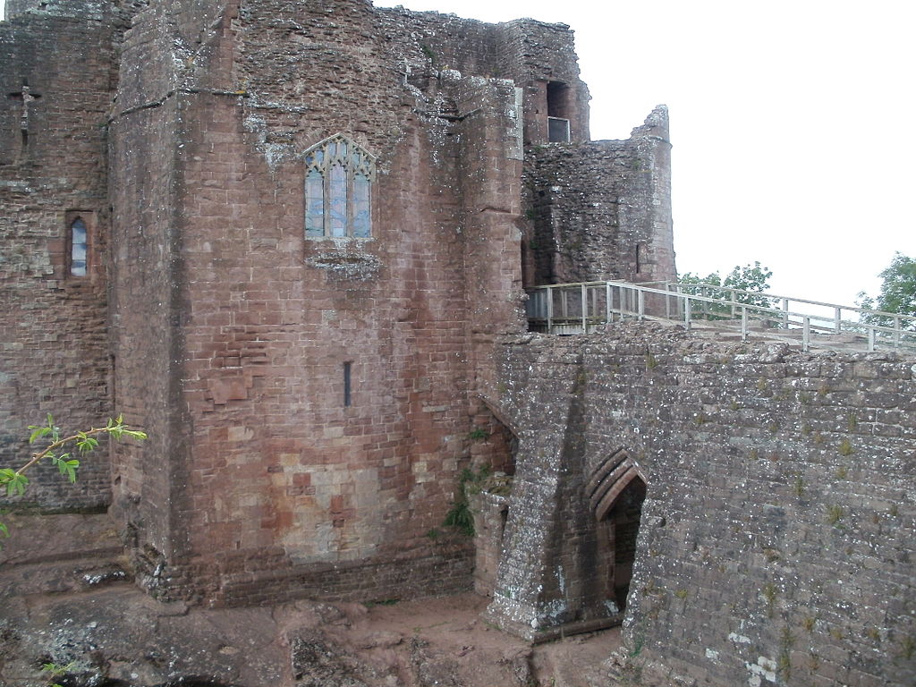 1024px-Goodrich_Castle_Gatehouse.JPG