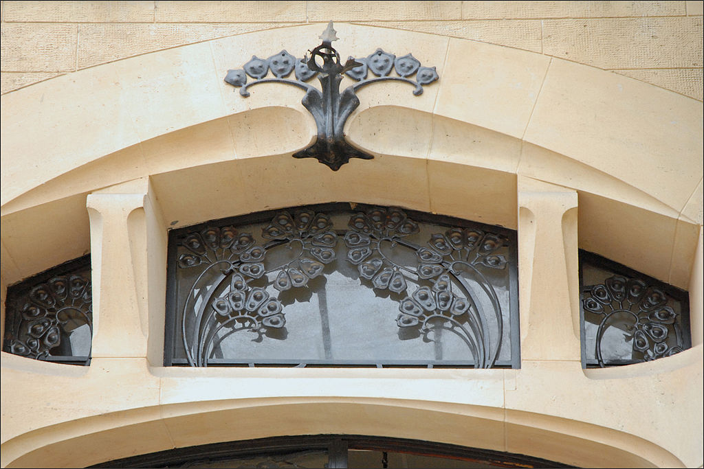 1024px-Grille_du_vasistas_dentrée_de_la_villa_Majorelle_(Nancy)_(4006476044).jpg