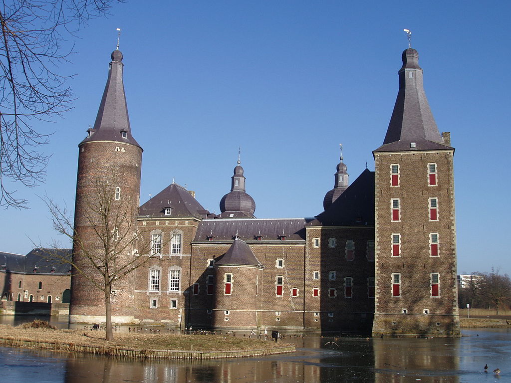 1024px-Heerlen-Kasteel_Hoensbroek-1.JPG