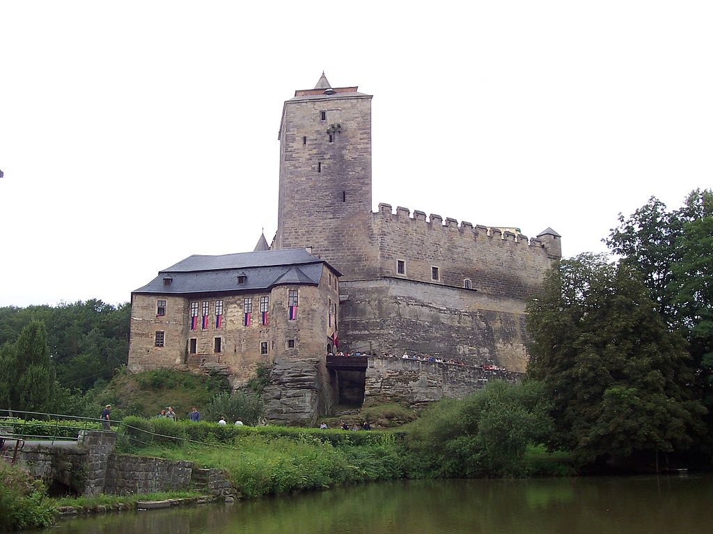 1024px-Hrad_kost_z_vychodu.jpg