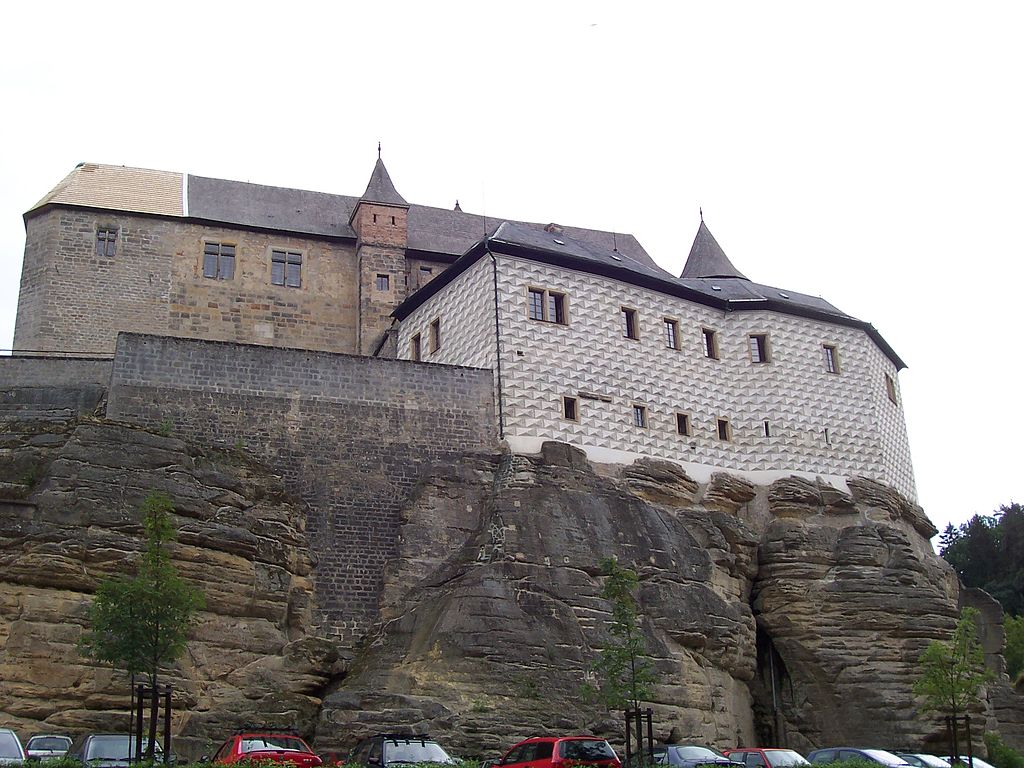 1024px-Hrad_kost_ze_zapadu.jpg