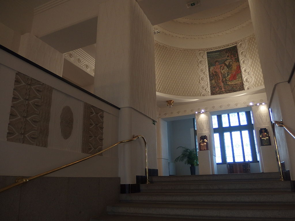 1024px-Hradec_Králové,_muzeum,_schody.jpg