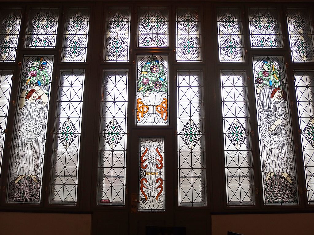 1024px-Hradec_Králové,_muzeum,_vitráže.jpg