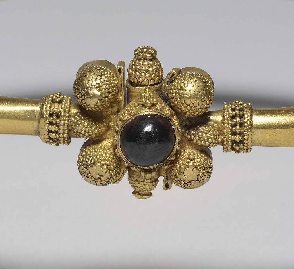 1024px-Hunnish_-_Bracelet_-_Walters_571082_-_Detail_Front.jpg