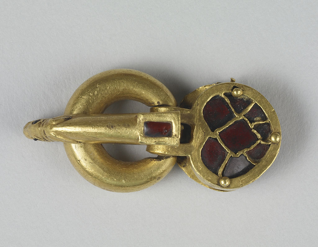 1024px-Hunnish_-_Shoe_Buckle_-_Walters_57449.jpg