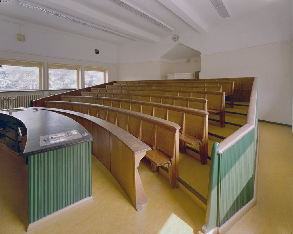 1024px-Interieur,_overzicht_collegezaal_-_Wageningen_-_20350477_-_RCE.jpg