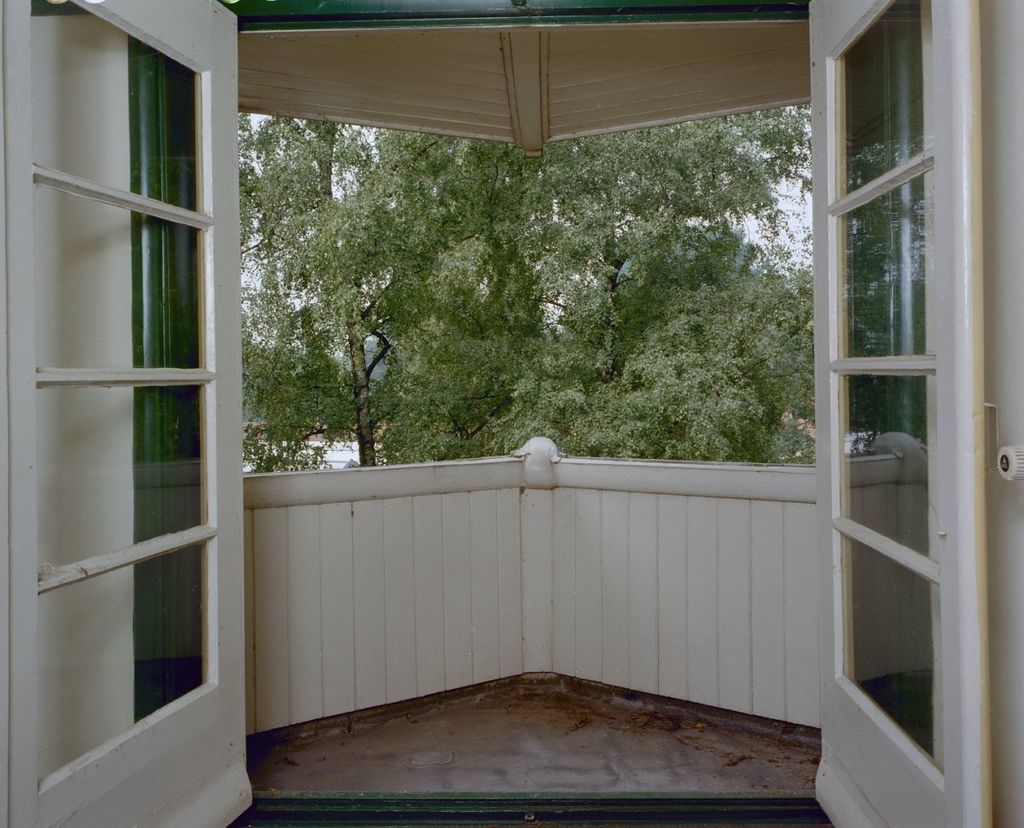 1024px-Interieur_hoogleraarwoonkamer,_balkon_-_Wageningen_-_20350490_-_RCE.jpg