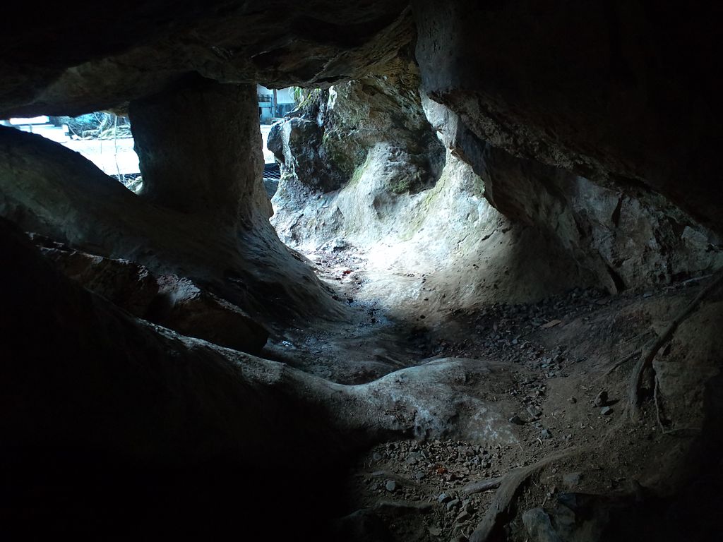 1024px-Ishiyama-dera_Temple_-_Kuguri-iwa_Rock_-_Inside.jpg