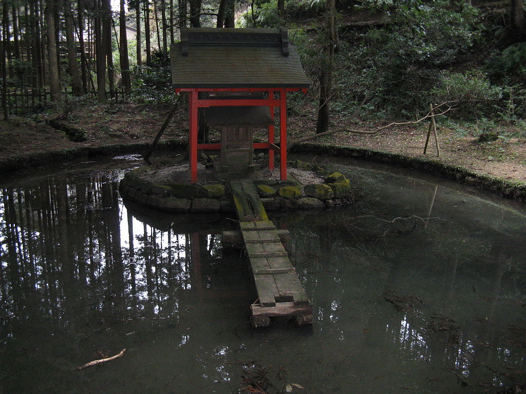 1024px-Ishiyamadera_Ryuketsunoike.jpg