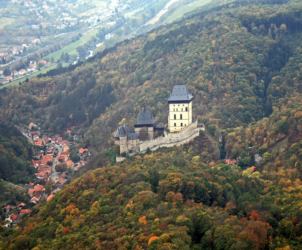 1024px-Karlštejn_4.jpg