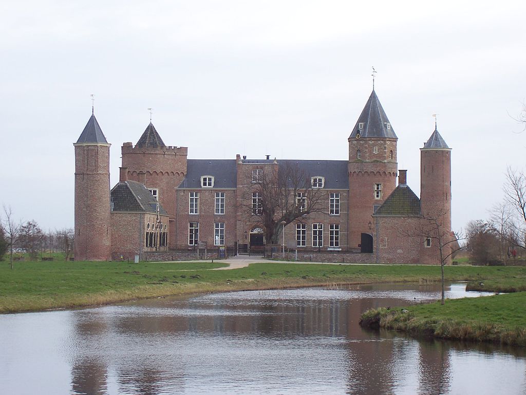 1024px-Kasteel_Westhove_oostkapelle.jpg