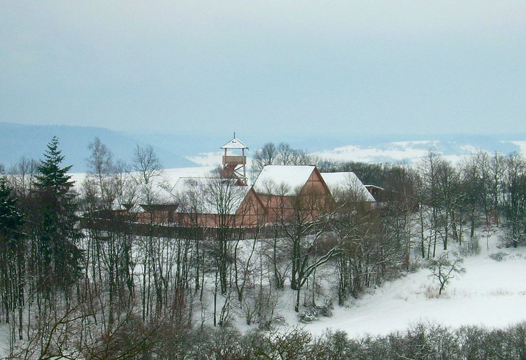 1024px-KeltendorfDJHSteinbachamDonnersberg.jpg
