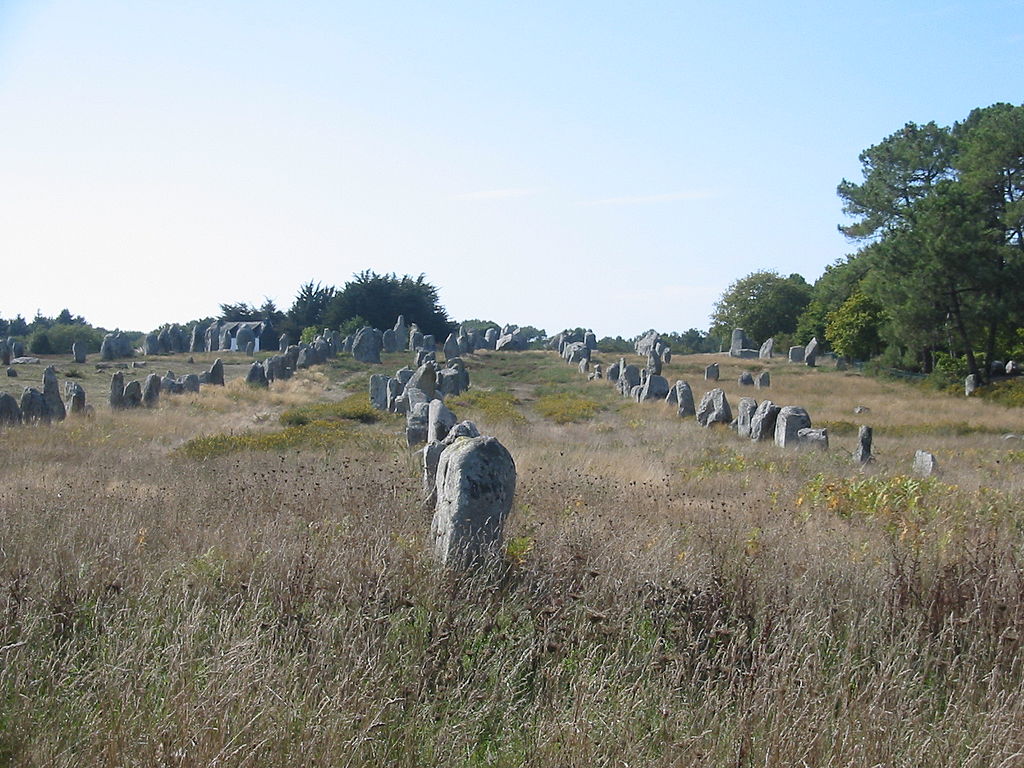 1024px-Kermario_Carnac.JPG