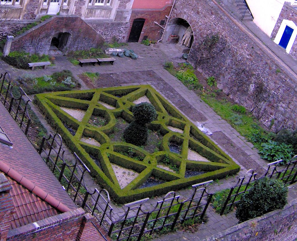 1024px-Knotgarden.jpg