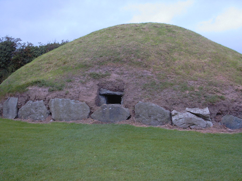 1024px-Knowth1.jpg