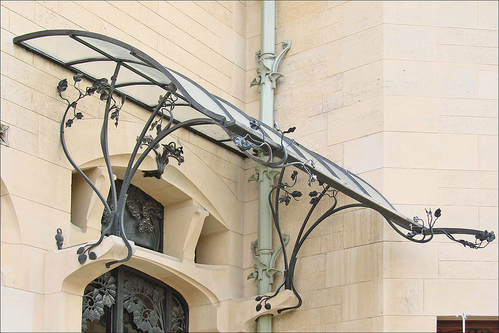 1024px-La_marquise_de_lentrée_de_la_villa_Majorelle_(Nancy)_(8031165797).jpg