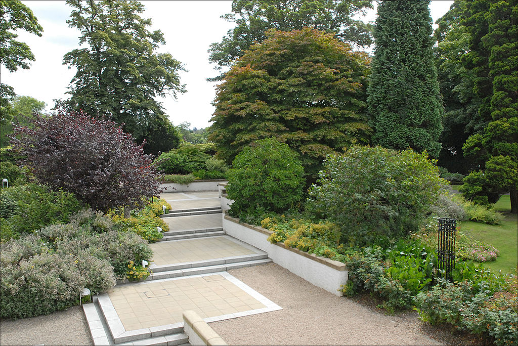 1024px-La_terrasse_de_la_-House_for_an_art_lover-_(3811535478).jpg