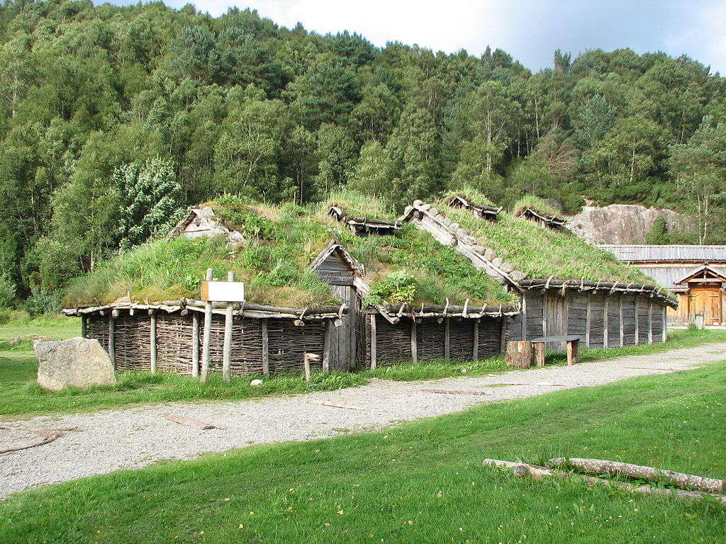 1024px-Landa_-_Viking_house_3.jpg