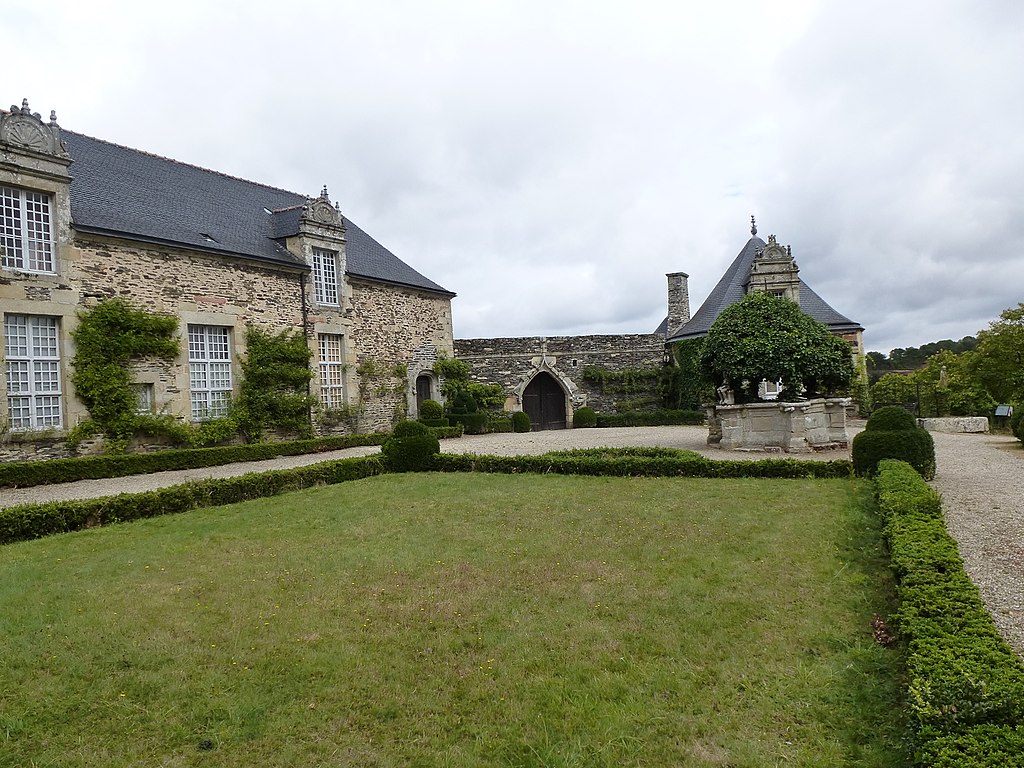 1024px-Le_chateau_de_rochefort-en-terre_-_panoramio_(1).jpg