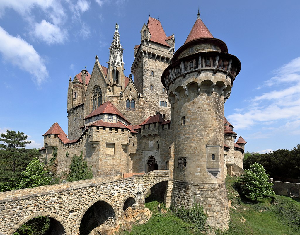 1024px-Leobendorf_-_Burg_Kreuzenstein_(3).JPG