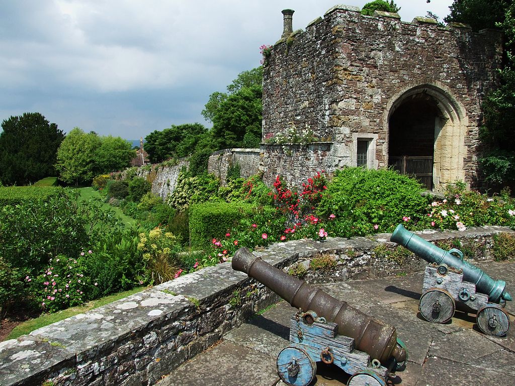1024px-Looking_West_toward_the_gardens_(Berkeley_Castle)_-_geograph.org.uk_-_1742267.jpg