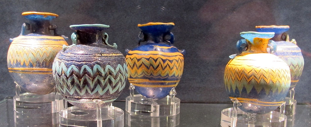 1024px-Manifattura_fenicia_o_rodia,_unguentari_in_paste_vitree,_450-250_ac._ca._03.JPG