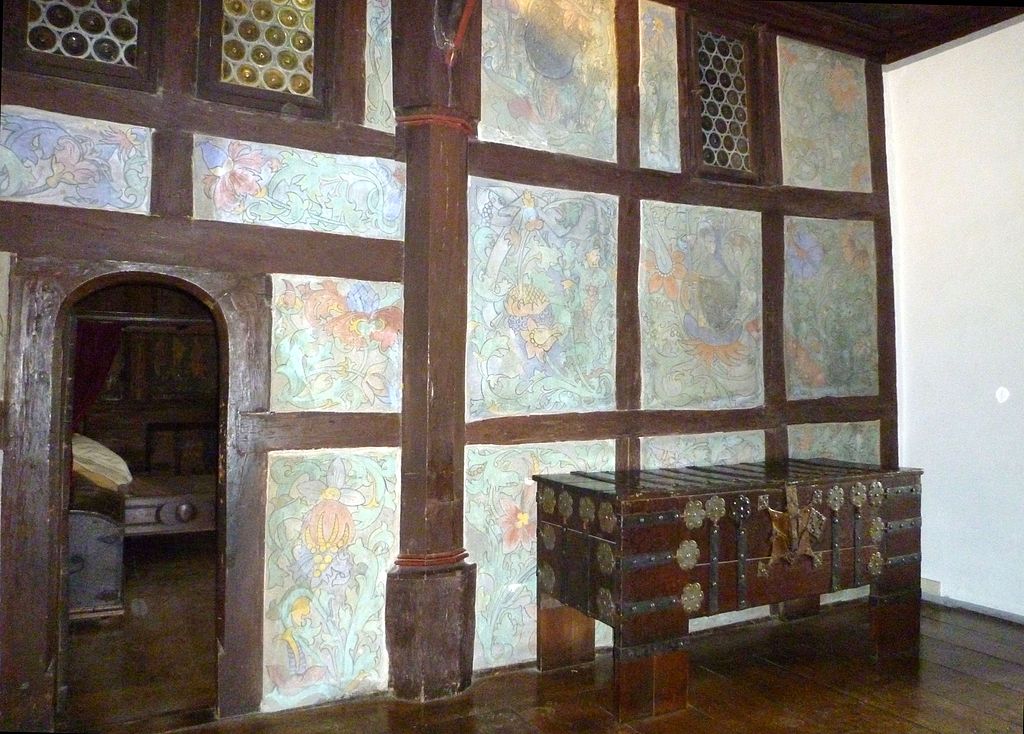 1024px-Marksburg_13._Jh._Fachwerkraum_mit_Truhe.jpg