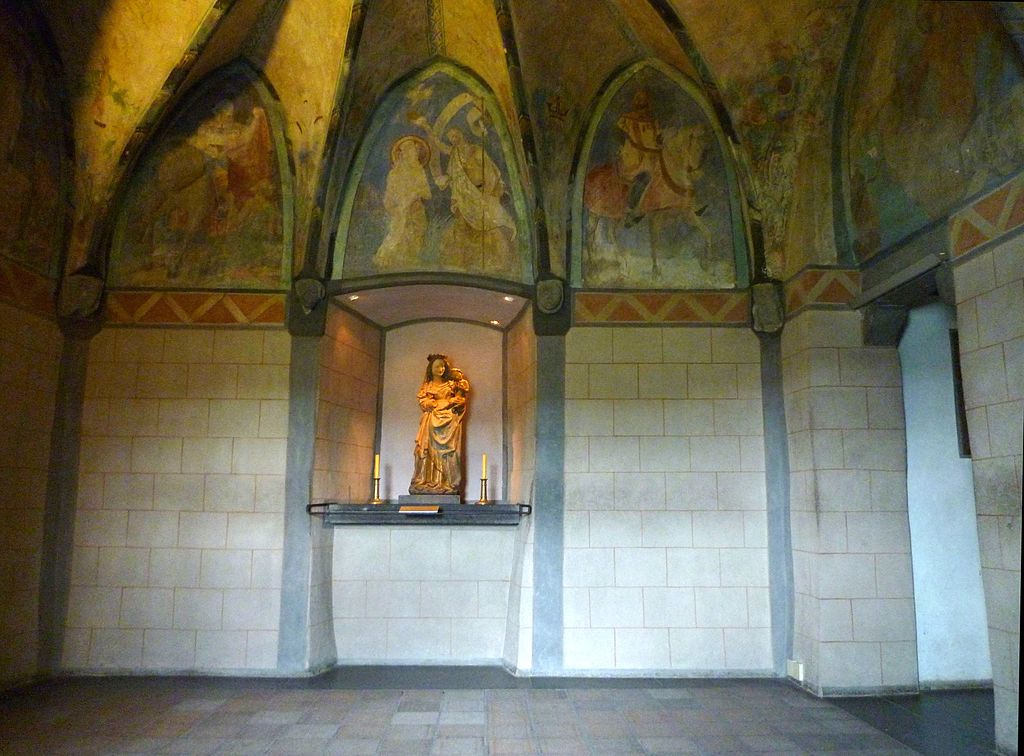 1024px-Marksburg_13._Jh._Kapelle_mit_Figur.jpg