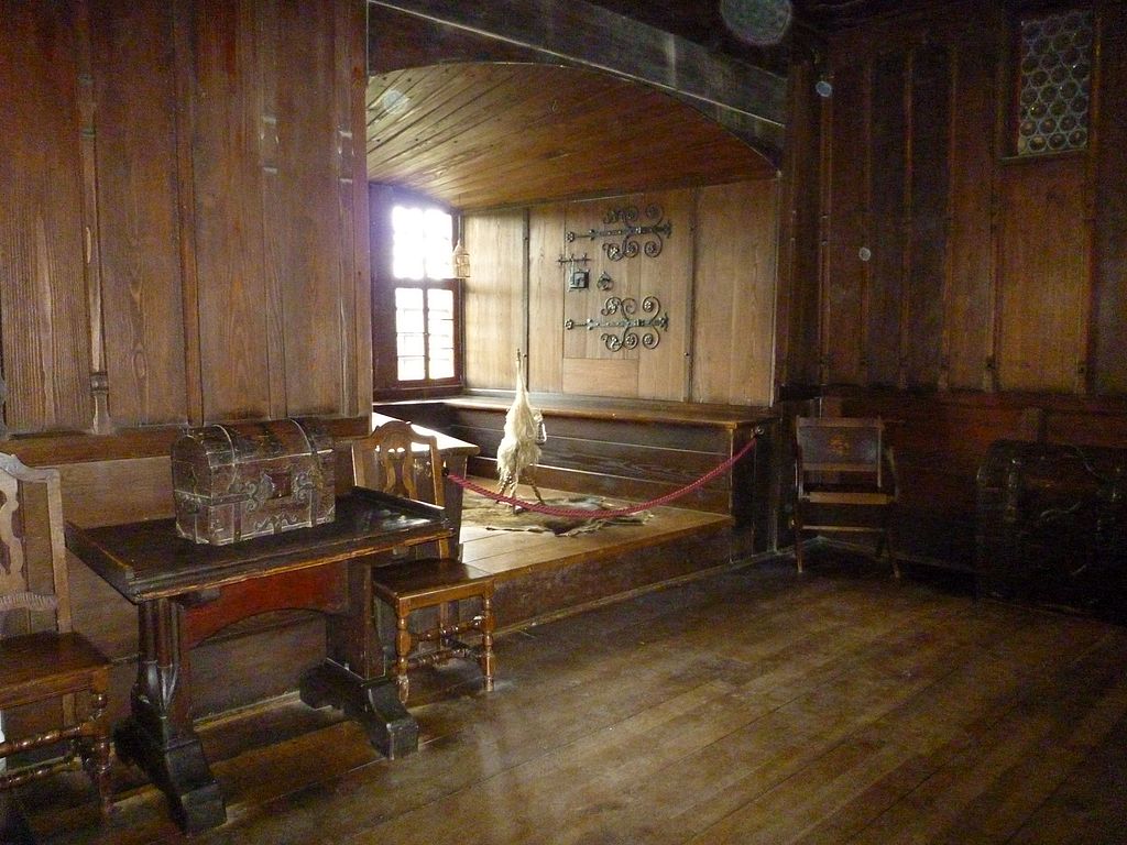 1024px-Marksburg_13._Jh._Raum_mit_Holz_ausgelegt,_Erker.jpg