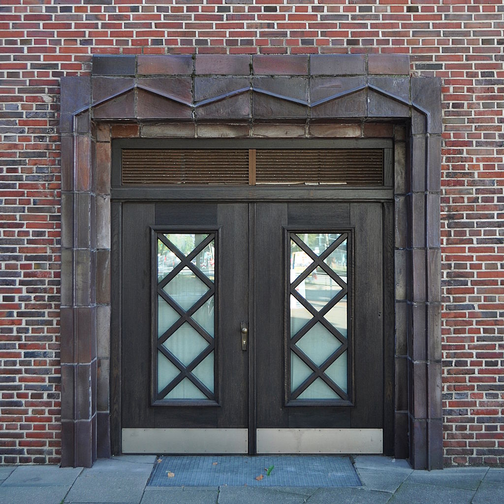 1024px-Meßberghof_(Hamburg-Altstadt).Portal.ajb.jpg