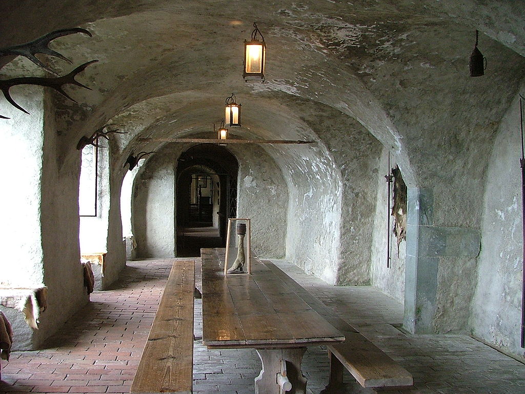 1024px-Meersburg_DE_Knights_Hall_(1).JPG