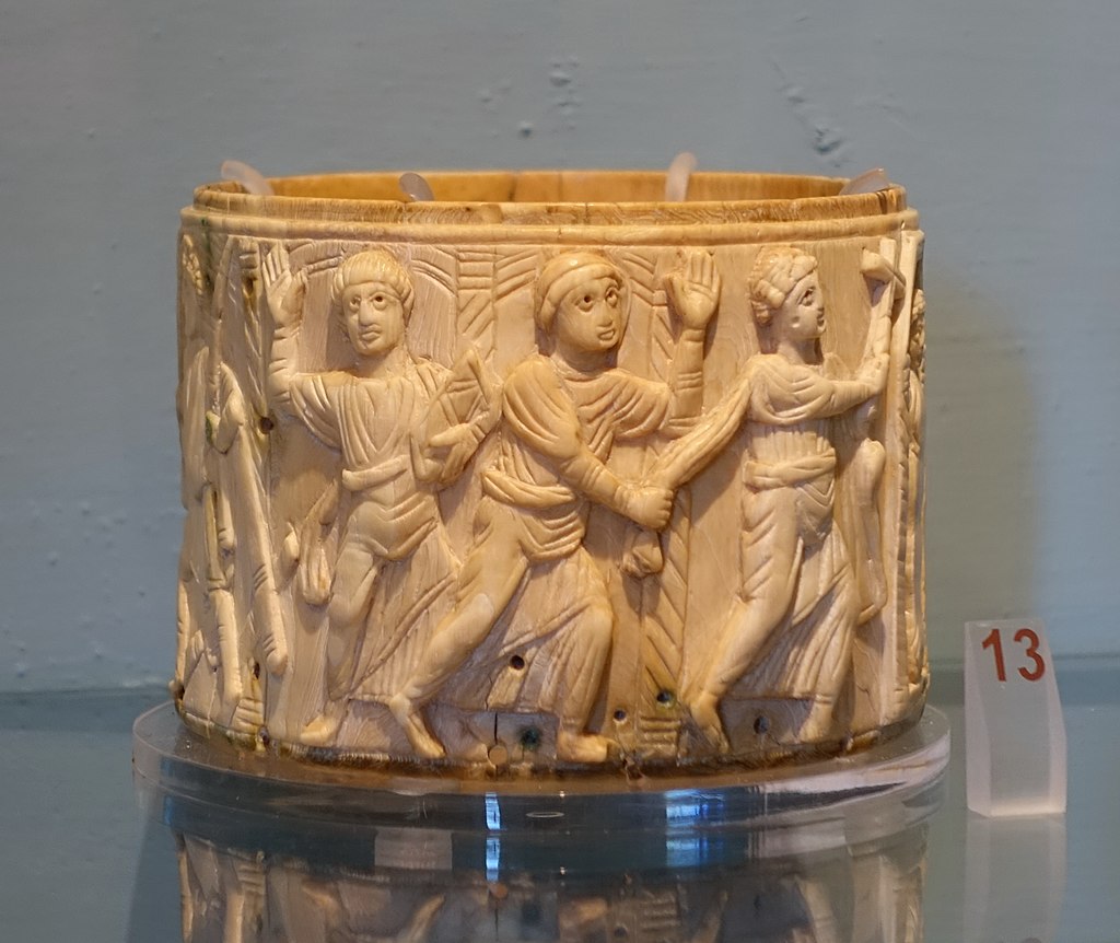1024px-Miracles_of_Christ,_pyx_from_the_Duomo_treasury,_Milan,_500-550_AD,_.jpg