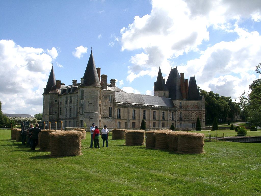 1024px-Mortrée,_Orne,_château_d'O_bu_4.jpg