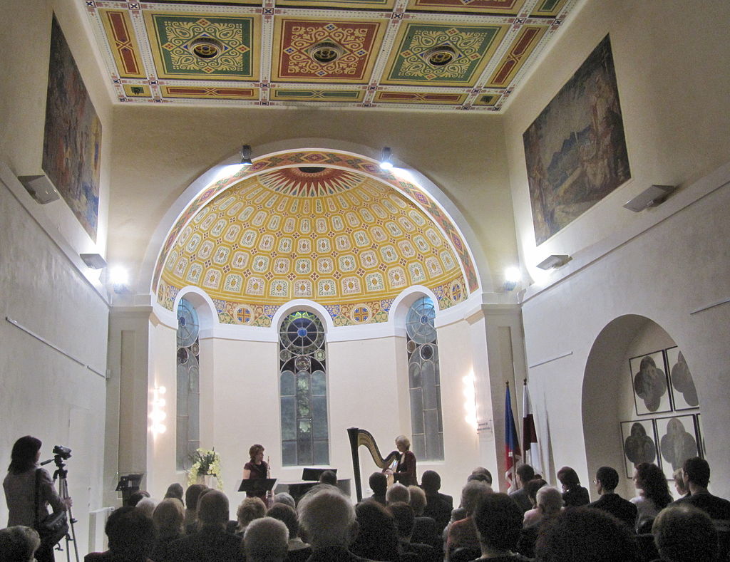 1024px-Napajedla,_klášter,_kaple,_koncert.jpg