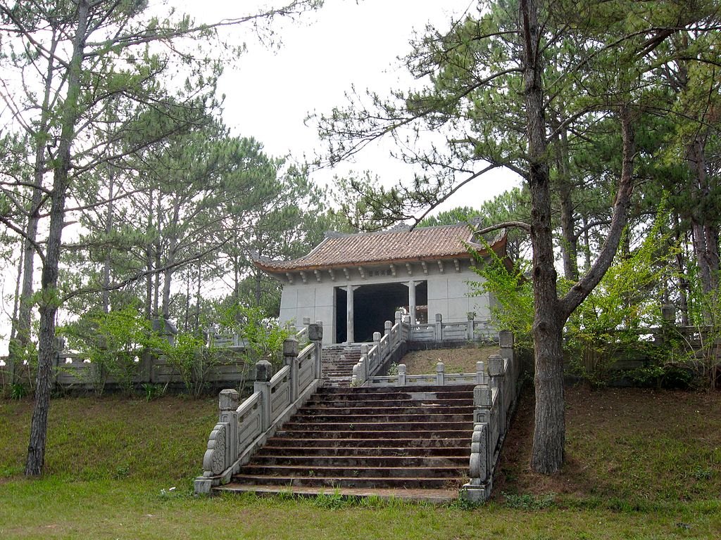 1024px-Nguyen_Huu_Hoa_Mausoleum_18.jpg
