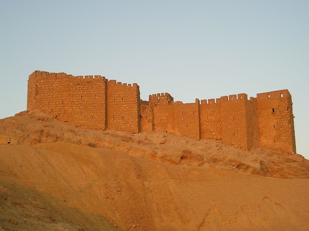 1024px-PalmyraQalatIbnMaan 1230-50.jpg