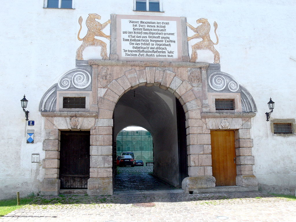 1024px-Parz_-_Schloss_2_Tor.jpg