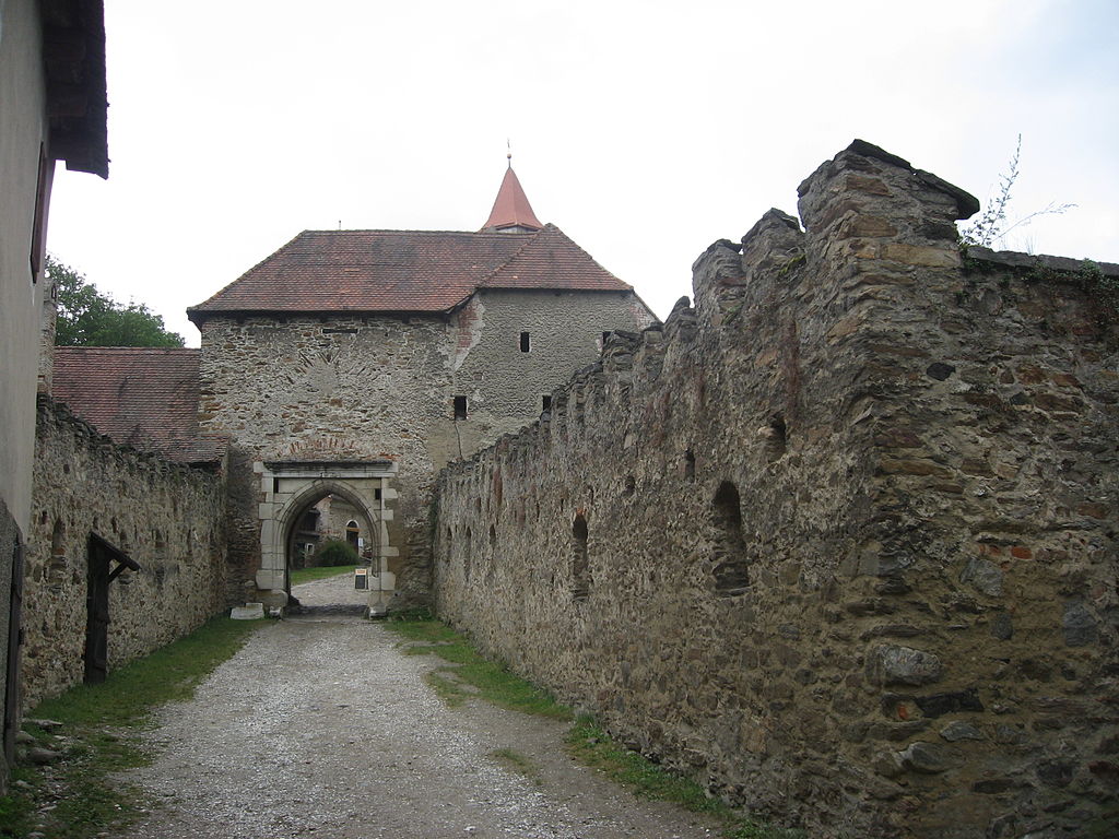 1024px-Pernštejn_04.jpg