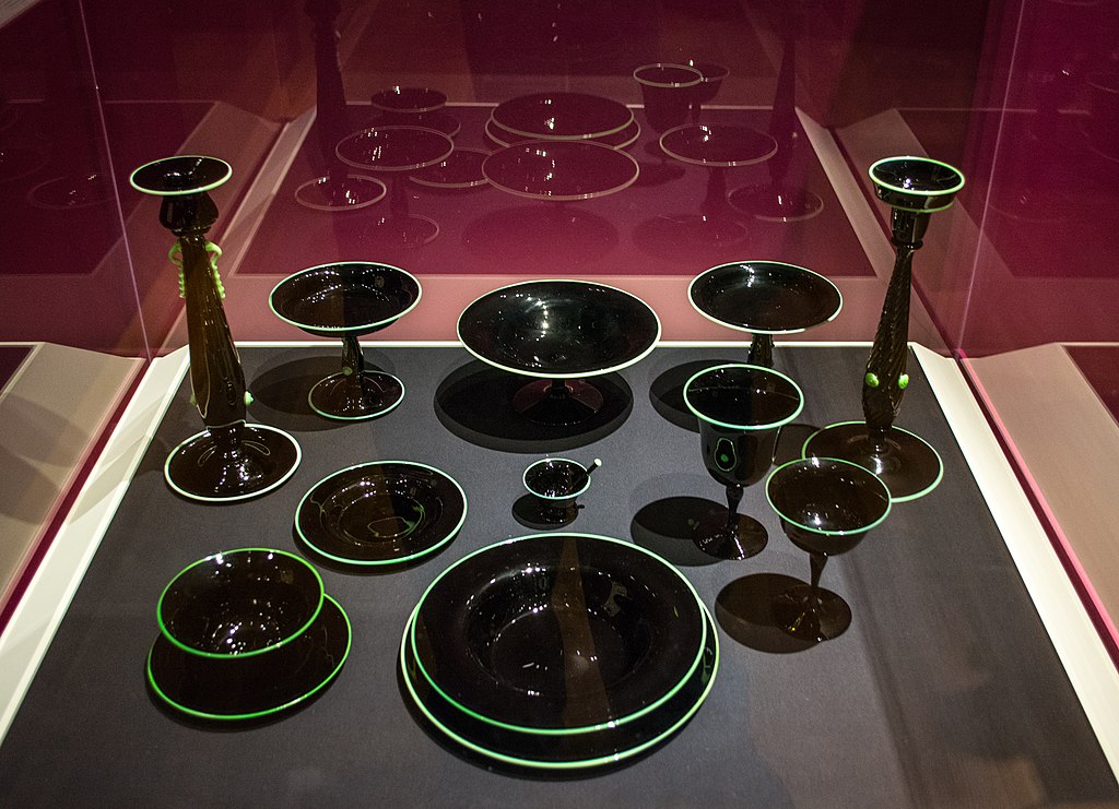 1024px-Place_setting_-_Frederick_Carder_(39733414042).jpg