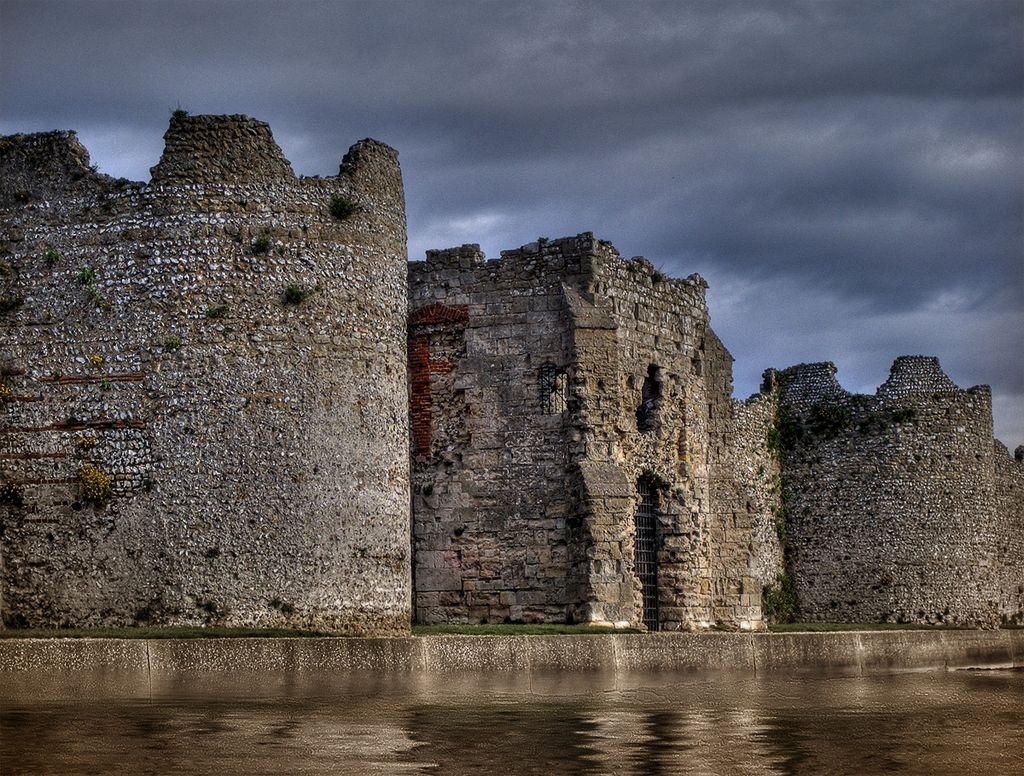 1024px-Portchester_castle_02.jpg