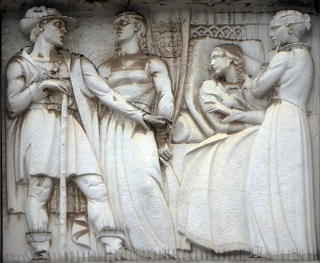 1024px-Praca_do_Restauradores_and_Praca_del_Rossio_(27445317457).jpg