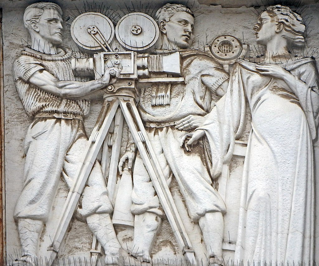 1024px-Praca_do_Restauradores_and_Praca_del_Rossio_(27445318477).jpg