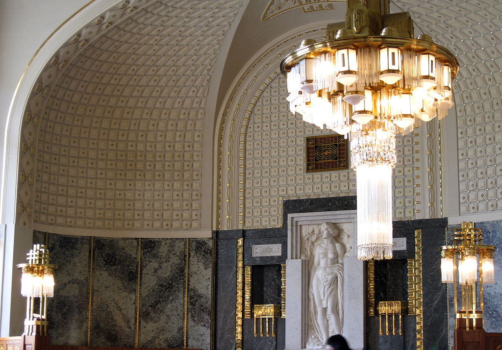 1024px-Prag_Leuchter_Gemeindehaus.jpg