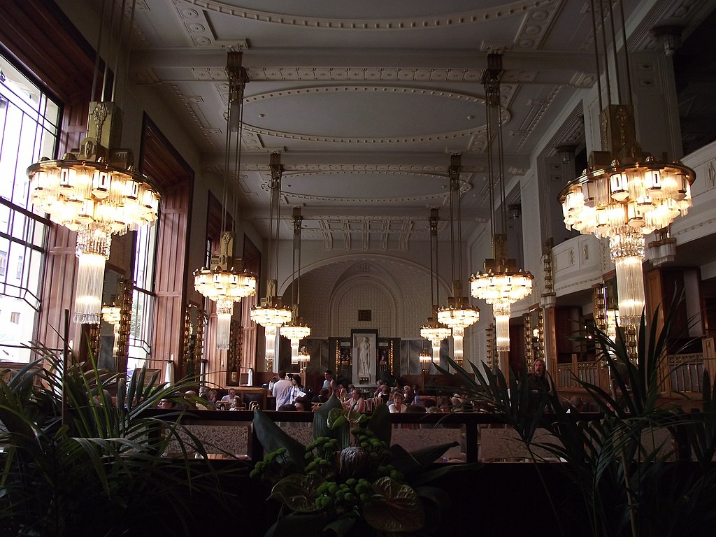 1024px-Praha_-_Kavárna_Obecní_dům.jpg